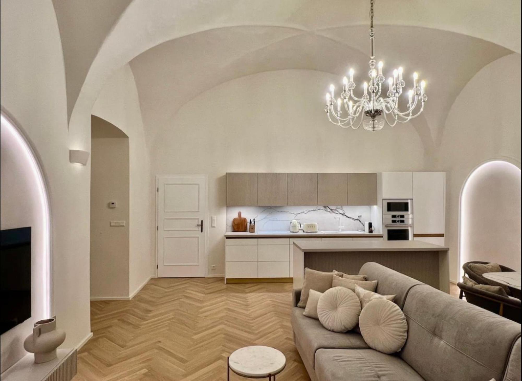 Exclusive In Apartment *